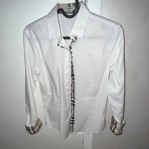 Burberry Skjorta - Burberry skjorta i storlek S, men är som en liten XS. Inga defekter.