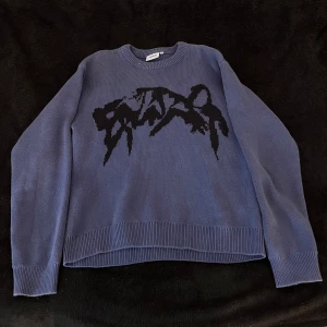 Weekday sweatshirt - Weekday sweatshirt med modell S men är väldigt stor i storleken, är 190   Och den är bara snäppet liten för mig, tröjan är köpt för 800kr men har använts ungefär 10 gånger och säljer den nu för 500kr