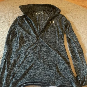 Tränings tröja - Säljer en skit snygg tränings tröja som aldrig är använd. Jätte fin och så skönt material.