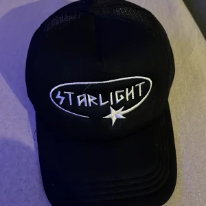 Starlight keps - Säljer nu min starlight keps för den inte kommer till användning. Bra skick och bara använd en gång, pris kan diskuteras🤩