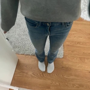 Jeans från Only!🩵🩵 - Ett par supersnygga jeans i en fin ljusblå färg🩵 jag skulle säga att de är ganska mid waist. Storlek xs/30. Köpte de för 500kr!!🩵