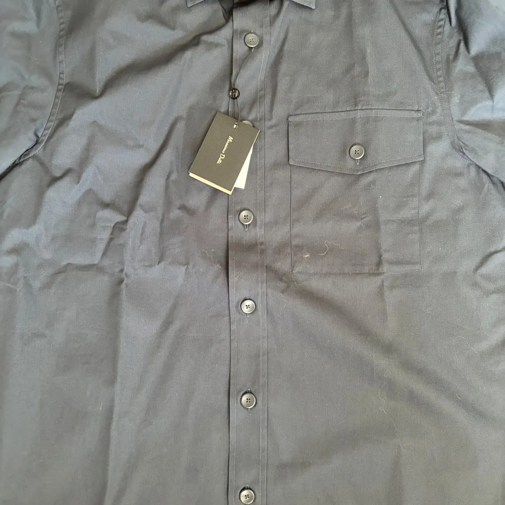 Säljer min overshirt från massimo dutti för ett bra pris. Den är M, men är stor i storlek.  Nypris är 750, men säljer för 500 då den aldrig är använd.. Jackor.