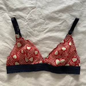 Bralette Stella McCartney  - Söt bralette i mesh från Stella McCartney ❤️💙Reglerbara axelband o väldigt mjuk kvalitet! Storlek 75C men funkar på B också, som en M typ 🥰Jättefint skick och som ny! Säljes pga för liten för mig 😓