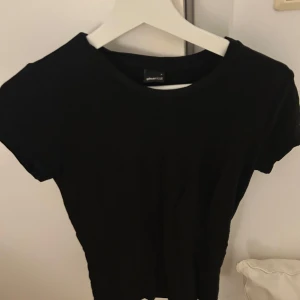 T-shirt  - Svart T-shirt från Gina tricot