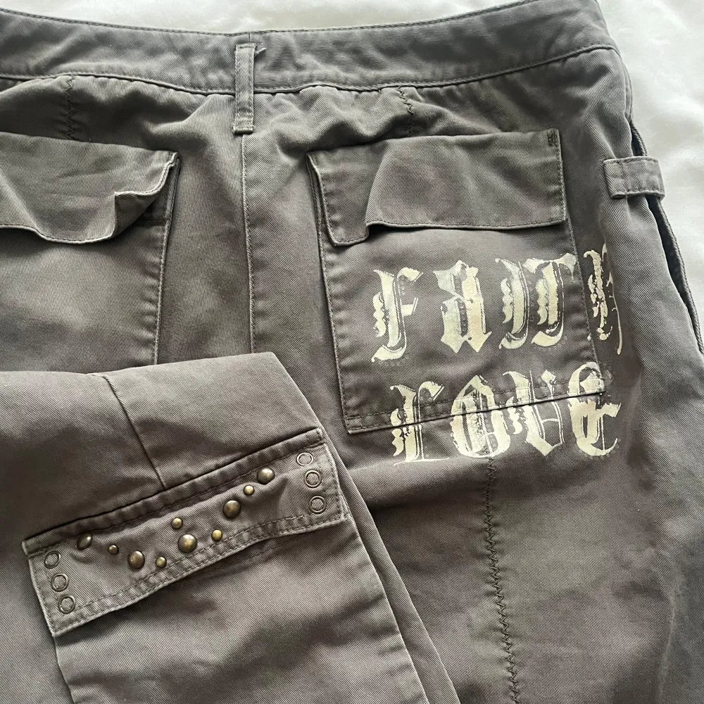 Gröna low waist cargo pants köpta second hand. Nyskick och är i storleken 42 men passar till mig som bär oftast storlekar 36-40. . Jeans & Byxor.