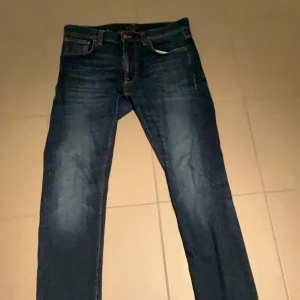 Nudie Jeans - Säljer dessa tvärfeta Nudie Jeans, i modell Lean dean. Dem har en slim passform och är storleken W 30 L 30. Mycket bra skick, knappt använda. Pris: 649 Kr❗️