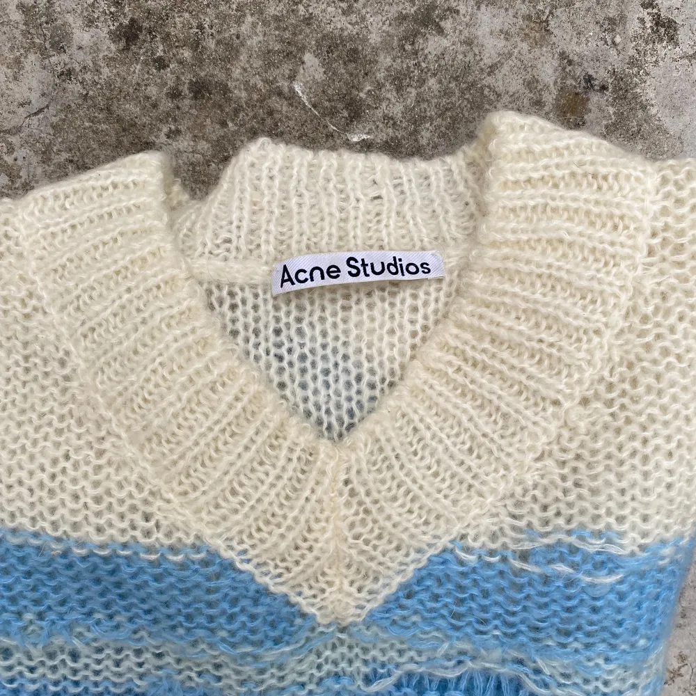 En helt otrolig stickad från Acne Studios - en av deras bästa! Size XS men passar jättebra på S-M herr. Inga anmärkningar, fortfarande i jättefint skick!. Stickat.