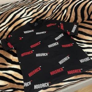 Hoodrich  - En jätte fin hoodrich t-shirt i storlek XL men passar även L då den är liten i storlek. 8/10 skick använd fåtal gånger. 
