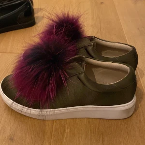 Kurt Geiger sneakers - Slip-on, strl 37.  Bra skick, lite smuts på kanten (se foto)