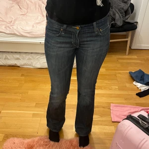 lågmidjade jeans - fina lågmidjade jeans i jättebra skick säljer då dom inte kommer till användning, skriv för mer frågor eller bilder🩷