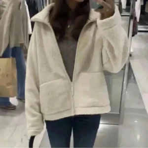 Hm pile jacka - Vit Teddy jacka från hm i storlek M passar perfekt! Helt slutsåld och helt oanvänd med prislappen kvar🩷