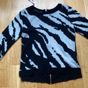 mönstrad tröja❣️ - Säljer denna snygga mönstrade ”stickade” tröjan som går att använda åt båda hållen! Supersnygg men får inte riktigt användning av den🩷 har köpt second hand så vet inte vart den är ifrån. Pris går att diskutera!