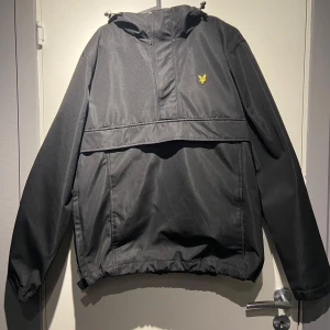 Lyle & scott jacka - Jackan är använd 3-5 gånger, säljer den eftersom jag inte tycker om jackan.