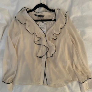 NY ZARA BLUS💗 - Helt ny blus från zara!! Köpt för 389kr säljer för 325kr💞💞Köpte den för ett tag sen men blev aldrig använd och kunde inte lämna lämna tillbaka💞