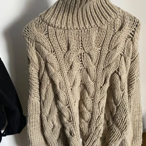 Stickad tröja - Mysig beige stickad tröja från NA-KD