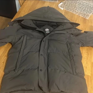 Canada goose jacket - en varm jacka med bra pass form.  Priset kan diskuteras, flera bilder vid förfrågan 