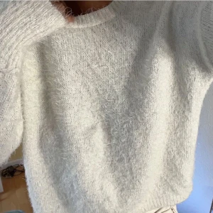 Lurvig stickad tröja  - Lurvig stickad tröja i vit. Köpte på Plick men kommer ej till användning då jag har många liknande tröjor.
