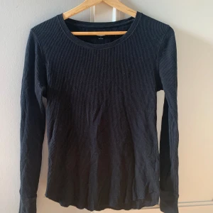 Svart ribbad tröja från Old Navy - Säljer en svart ribbad tröja från Old Navy i storlek S. Den är supermjuk och perfekt för både höst och vinter. Tröjan har långa ärmar och en klassisk rund halsringning. Perfekt för lager-på-lager eller att bära som den är. 🖤