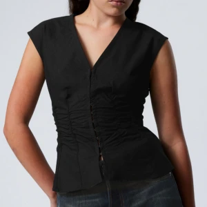 Topp från weekday  - Svart ”Alec topp” från weekday. Helt oanvänd, nypris 400kr!