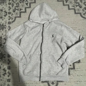 Polo zip up grå S - Fick denhär av en kompis och den är inget för mig längre, taggen säger L fast den är igentligen S. Kan sänka priset via snabb äffär