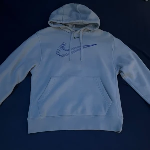 Nike Set - Säljer min hoodie och byxor för jag har växt ut ur dom. Jätteskönt set och ser bra ut. 