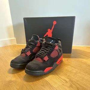 Jordan 4 retro red thunder - Sparsamt använda Jordan 4 Red Thunder. Kvitto och låda finns.