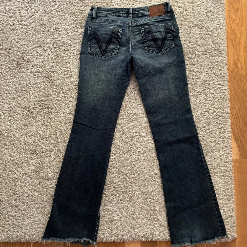 Super fina lågmidjade jeans med coola detaljer. Midjemått tvärs över: 37cm. Innerbens mått: 79cm. Dom är avklippta där nere. Priset kan diskuteras vid snabb affär⭐️. Jeans & Byxor.