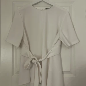 blus - Superfin blus som jag aldrig själv använt Köpte denna via vinted och säljer denna vidare då den var för liten.   (Jag fick den med små prickar, har inte försökt tvätta och få bort dom)