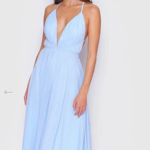 Balklänning  - Säljer nu min fina balklänning i storlek Xs men  klänningen passar även storlek xxs och S. Jag har bara använt den en gång och därfefter har den kemtvättats. Har sytt ner slitsen 5-10 cm, det går att spreta upp. Skriv privat för mer information💞💞