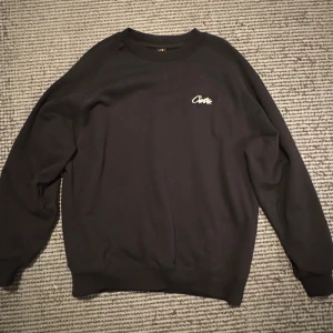 Corteiz Sweatshirt - Jättefin Corteiz Sweatshirt i storlek XL men passar mig som bär L!  Tröjan har inte kommit till användning sen jag köpte den i Januari! 100% Äkta, köpt från Corteiz hemsida när de hade drop. Kvitto finns om man vill 