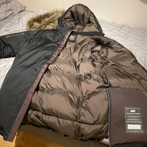 Mountain Works dun jacka - säljer en mountain works dun jacka. jackan köptes för 3500kr, legat bortglömd och därför inte använts mer än ett fåtal gånger. storlek XL men sitter som L.  bekväm, högkvalitativ och garanterat varmaste jackan du provat! pris disskuterbart 