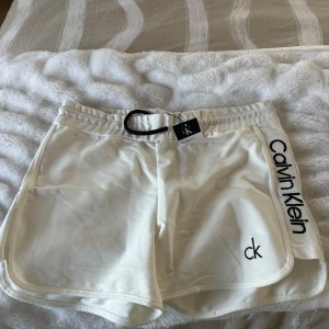 Pjyamas Shorts  - Calvin Klein shorts som är aldrig använd prislappen finns på storleken är inte normal de är småa i storlek.