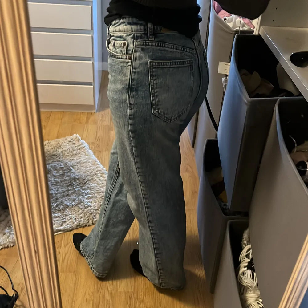 Säljer dessa jeans. ❤️Knappt använda. Storlek xxs, motsvarar 152. Baggy jeans från Lindex❤️skriv för frågor eller bilder!. Jeans & Byxor.