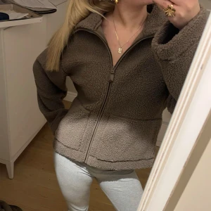 teddyjacka - helt ny teddyjacka från hm,aldrig använd!! storlek m men sitter bra på mig som vanligtvis har s💕💕