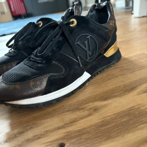 LV skor - Ett par fräscha Louis Vuitton skor för dam. Jag köpte dessa för 11,600 men säljer dom nu för 4000 då jag använt dom lite. Dom är inte mycket använda, så dom är i fint skick och kommer hålla väldigt länge. Dom är stl 38 men passar även 39. 
