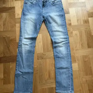 Säljer dessa riktigt snygga jeans från tiger of Sweden! Märke: tiger of Sweden Storlek: 30