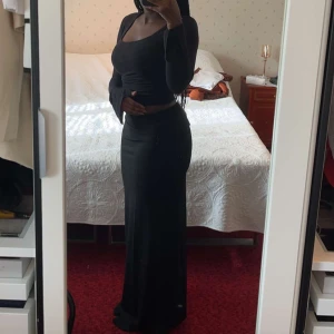 Svart långkjol - Säljer denna as fina svarta långkjolen då jag köpte fel modell men har inte kvar kvittot. Prislappen sitter kvar❤️ Hör av er vid frågor. Säljer en likadan i S!🫶🏻