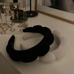Diadem  - Två diadem,svart och vit som jag köpte handgjorda. Väldigt bra skick Nice att använda när man sminkar sig ☺️