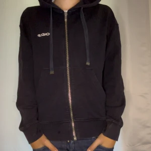 Dondup zip hoodie - Hej! Säljer denna Dondup zip hoodie - Skick 7,5/10(lite urtvättad) - Hör av dig vid frågor eller andra funderingar 