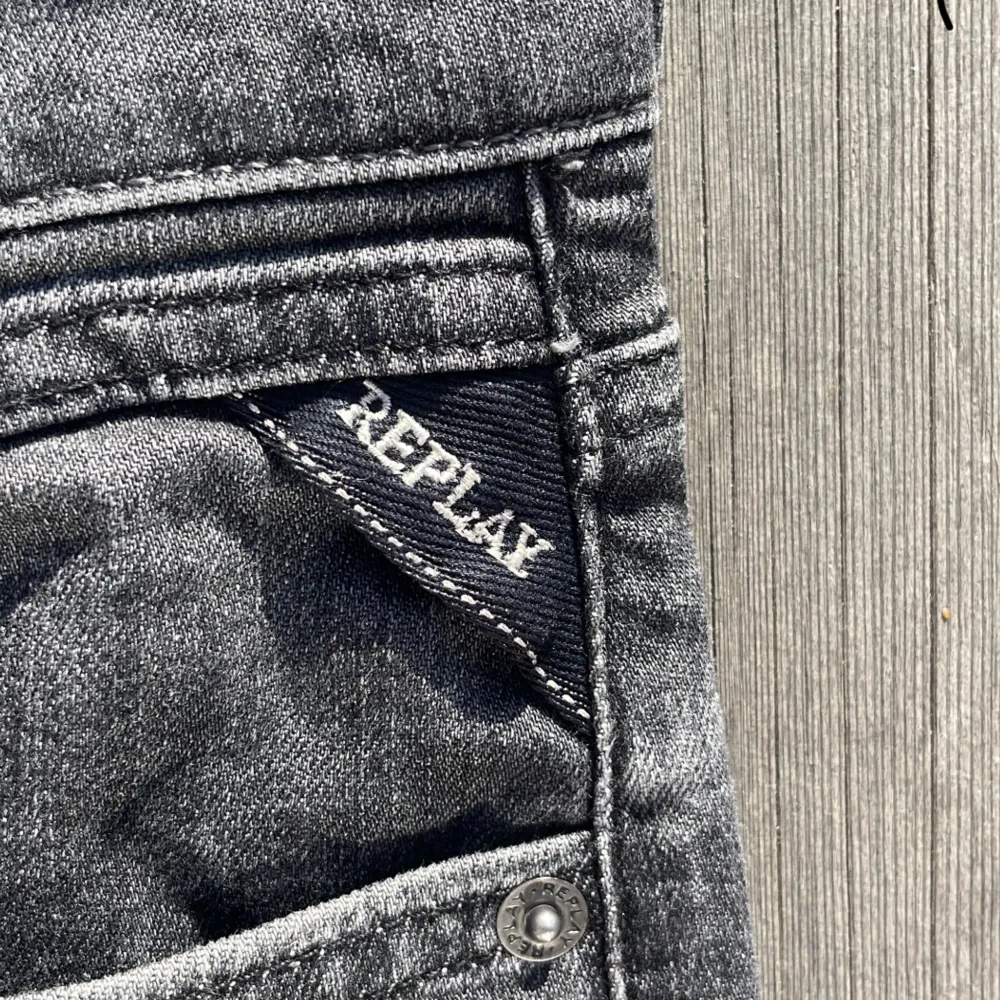 Säljer ett par snygga grå jeans från Replay. De har en klassisk femficksdesign och en cool tvättad look. Märkesdetaljer syns på fickan och bak i midjan. Pris kan diskuteras.. Jeans & Byxor.