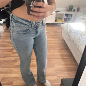 Snygga bootcut - Säljer nu mina low waist bootcut från Gina🩷säljer då dom inte kommit till användning, så dom är nya. Storlek 34 