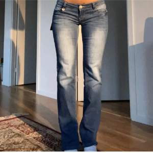 (Lagt upp annonsen igen) Super Lågmidjade jeans från dromedar, midjemått rakt över: 38cm  Innerbenslängd: 85cm Grenhöjd: 17cm  (Inte mina bilder)💕