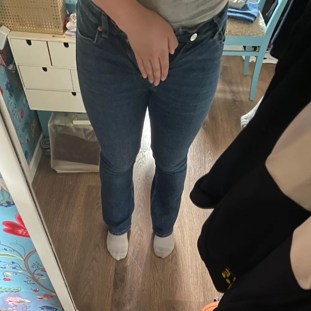 Söta mörkblåa utsvängda jeans från HM med midrice. Har blivit för korta, jag är 174 cm. Inga defekter. Har ett stretchigt material så är väldigt sköna. Midjemått (rätt över): 32 cm Innerben: 72 cm Skriv om fler frågor/bilder🤗🩷. Jeans & Byxor.