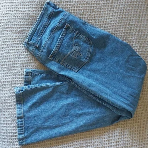 Jeans - Blåa bootcut jeans i storlek 48, från Ellos. Är i väldigt bra skick, endast använda vid fåtal tillfällen. 