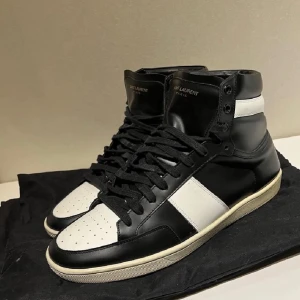 Saint Laurent skor  - Tja, säljer nu dessa saint Laurent skor perfekta till hösten🍁 Modellen heter Saint Laurent court classic sl/10h | storlek 43 men passar 44🌟 vid mer funderingar/bilder hör gärna av er!🤝🏽