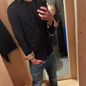 Burberry Skjorta  - Säljer nu en riktigt eftertraktad skjorta från burberry i färgen svart. Den är riktigt fin och är storleken XS