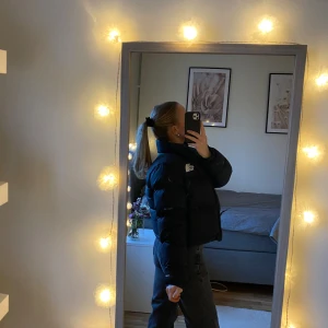 Trendig North face jacka - Jag säljer nu min älskade jacka från North Face. Den är varm och väldigt snygg. Passar till allt.