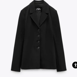 Svart kavaj från Zara - Säljer en stilren svart kavaj från Zara. Den har en klassisk design med knappar framtill och långa ärmar. Perfekt för både vardag och fest! Nästan oanvänd🖤