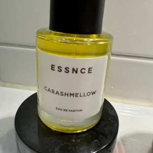 Essnce | Carashmellow - Nyligen köpt och provat vid två tillfällen. Så ca 6 sprut har jag använt. Doftar gott men inte min smak.  50 ml   Toppnoter - Karamell & Mjölk Hjärtnoter - Kumarin & Honung Basnoter - Vanilj  & Vit mysk Doftfamilj - Amber vanilj, gourmand  