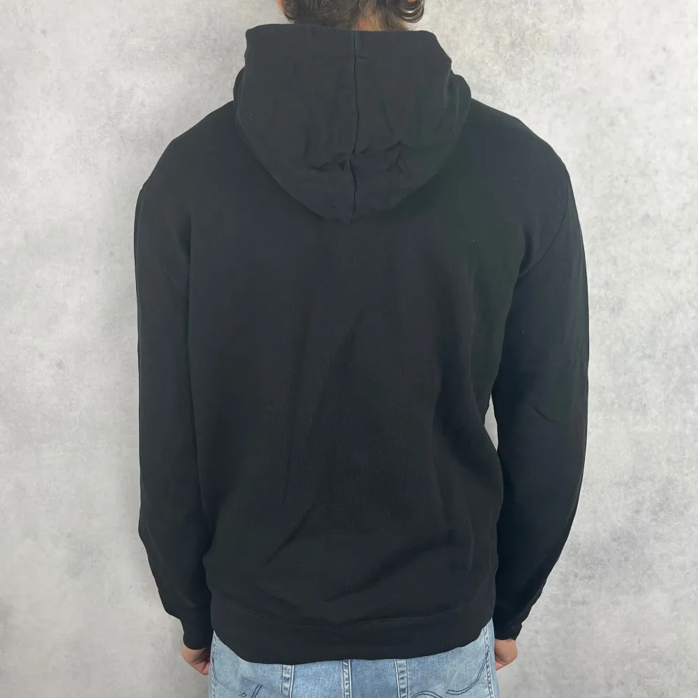 –  Skick: 8/10  – Storlek: M  –  Nypris: 7000 kr +   Modellen är 185 cm lång. Hoodies.